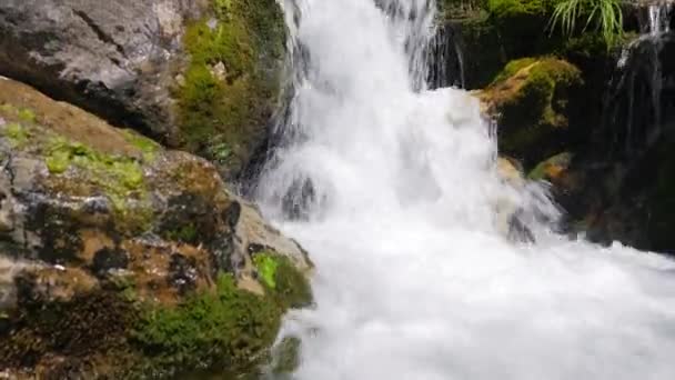 Air terjun Theth yang indah dekat desa Theth di pegunungan Alpen Albania — Stok Video