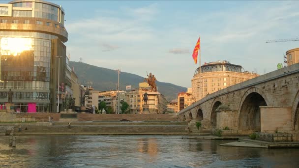 Monument van Alexander de Grote Makedonski op het Macedonische Plein in Skopje, Noord-Macedonië — Stockvideo