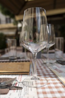 Restoran masasına yakın plan boş şarap kadehi.