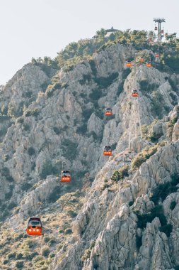 Antalya 'daki Tunektepe dağına kablolu telefon hattı