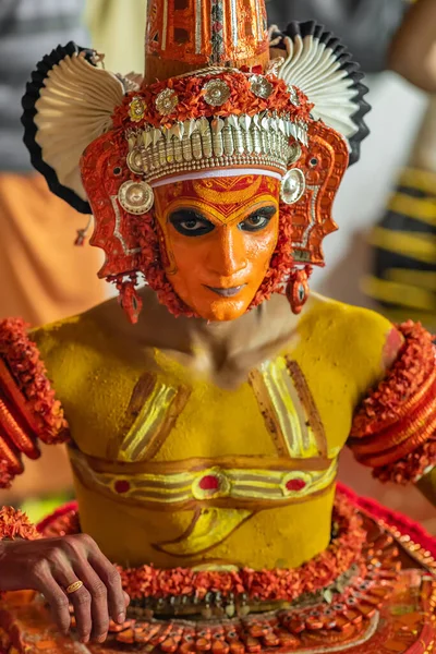 Retrato de una bailarina no identificada de Theyyam durante el festival del templo en Payyanur, Kerala, India —  Fotos de Stock