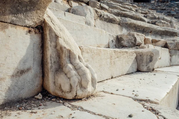 Πόδι λιονταριού, μια αρχιτεκτονική λεπτομέρεια του Ωδείου της Εφέσου, Selcuk, Τουρκία — Φωτογραφία Αρχείου