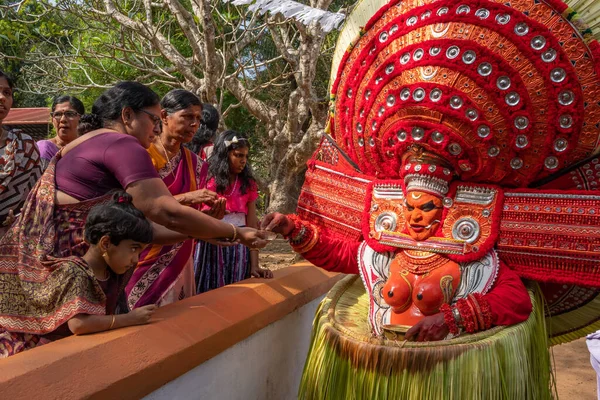 Theyyam artist perform during temple festival in Payyanur, Kerala, India. — Stock Photo, Image