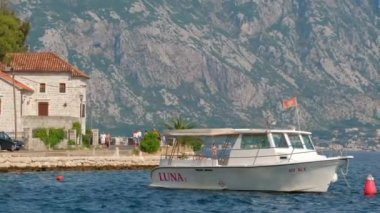 Karadağ 'ın Kotor Körfezi' ndeki pitoresk Perast köyünde küçük bir motorlu tekne
