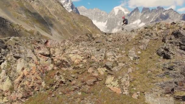 Женщина с рюкзаком, походы на горный хребет в горах Кавказа, Грузия — стоковое видео