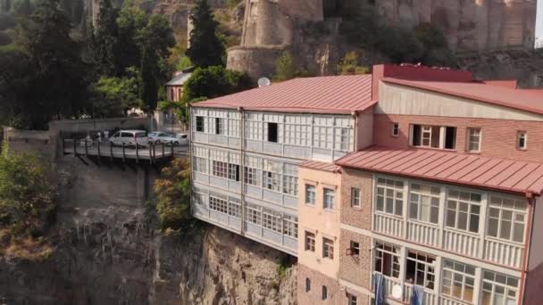 Onthullende opname van het beroemde Narikala Fort in Tbilisi, Georgië — Stockvideo