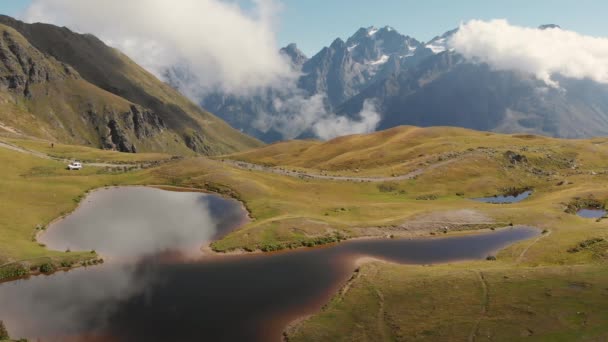 Вид з повітря на озера Корулді і гори Кавказу на задньому плані (Грузія). — стокове відео
