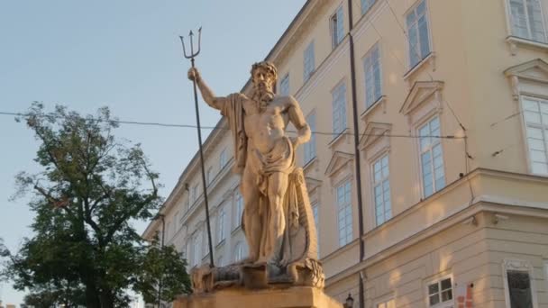 Lviv, Ukrayna 'daki pazar meydanında arka planda belediye binası olan Neptün heykeli — Stok video