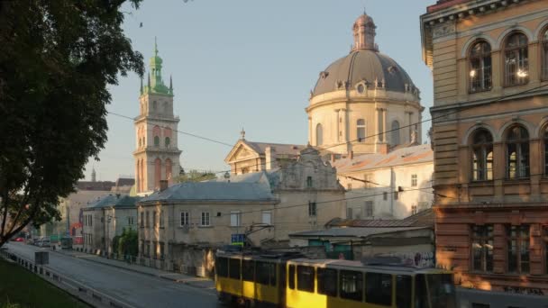 Трам, що проходить повз історичну церкву Домініканського собору у Львові (Україна). — стокове відео