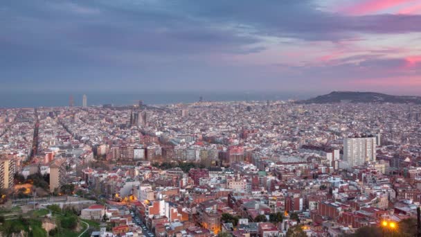 4K día a noche lapso del paisaje urbano de Barcelona al atardecer, España — Vídeos de Stock