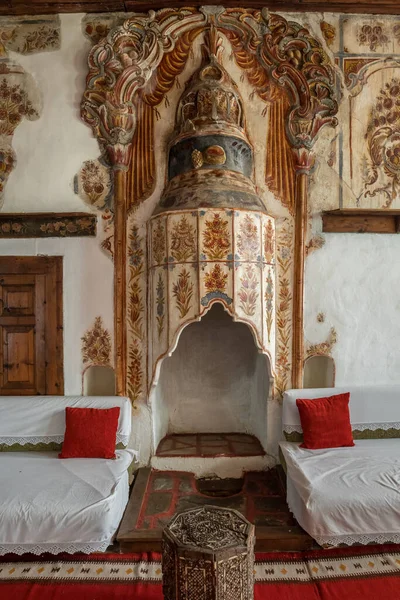 Interieur van het traditionele Albanese Skenduli Huis in Gjirokastra, Albanië — Stockfoto