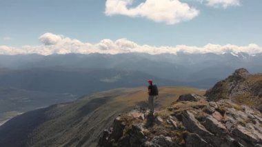 Sırt çantalı bir kadın Georgia, Kafkasya 'daki dağ sırtında duruyor.