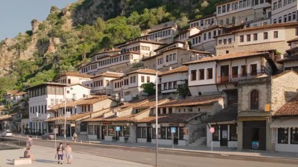 Gamla traditionella hus i historiska staden Berat i Albanien — Stockvideo