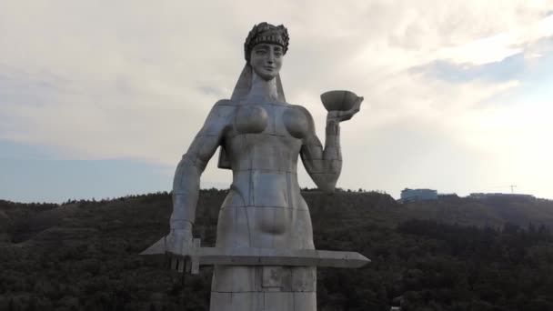 Pandangan dekat udara dari patung Bunda Georgia, Georgia — Stok Video