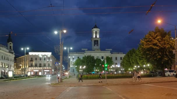 City Hal w centrum placu Czerniowce w nocy, Zachodnia Ukraina — Wideo stockowe