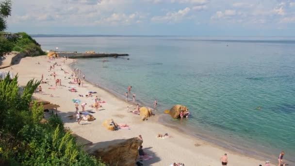 Непізнані люди в Чорному морі на пляжі Аркадія в Одесі. — стокове відео