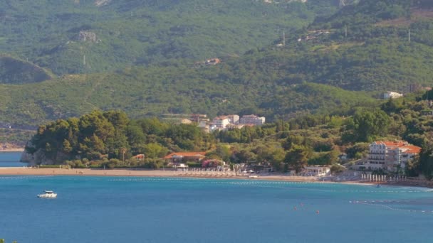 Karadağ 'ın güzel bir yaz gününde Budva' da bir Sveti Stefan adasının çevrelemesi — Stok video