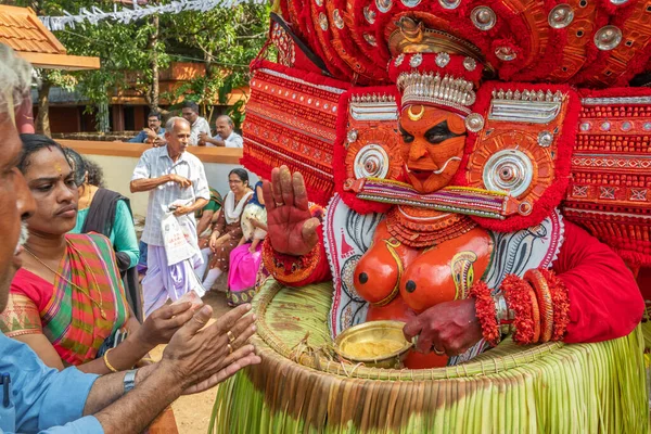 Theyyam-Künstler treten während des Tempelfestivals in Payyanur, Kerala, Indien auf. — Stockfoto