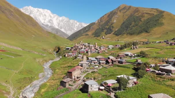 Vesnice Ushguli se slavnými věžemi Svan v regionu Svaneti v Gruzii — Stock video