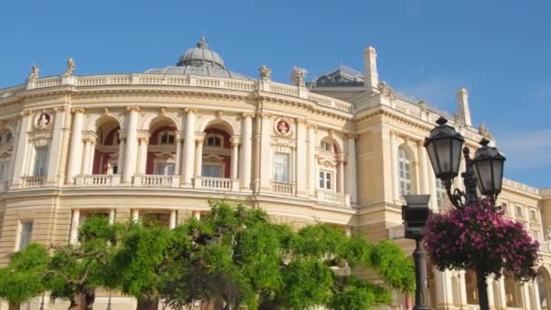 Beau bâtiment de l'opéra et du théâtre de ballet à Odessa, Ukraine — Video