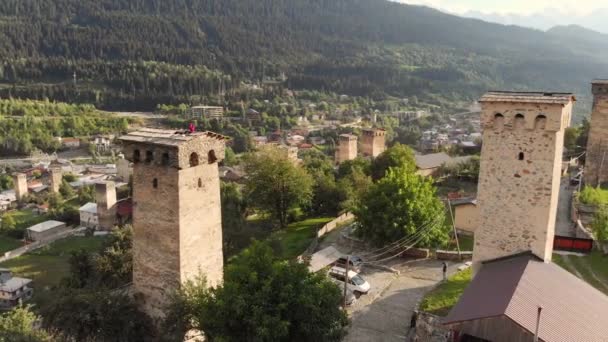 Volando alrededor de las famosas torres históricas de Svan al atardecer en Mestia, Georgia — Vídeos de Stock