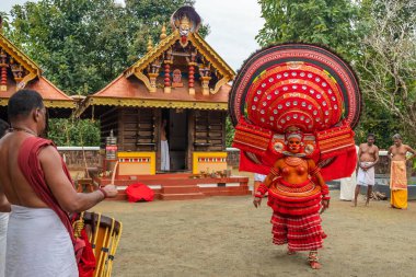 Kannur, Kerala, Hindistan 'daki tapınak festivalinde gösteri yapıyorlar..