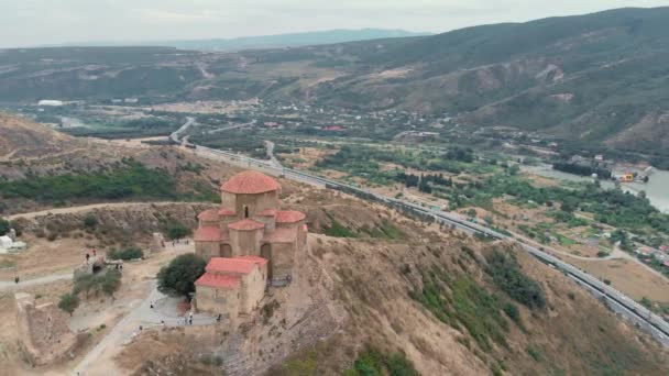 Terbang di sekitar biara Jvari bersejarah di Mtskheta, Georgia — Stok Video