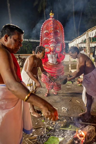 Художник Теям виступає під час храмового фестивалю в Паянурі, штат Керала, Індія.. — стокове фото