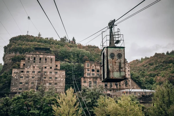 Oude industriële kabelbaan cabine in Chiatura mijnwerkers stad in Georgië. — Stockfoto