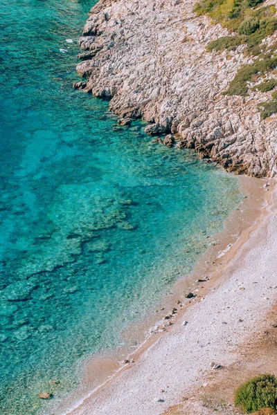 Вид зверху на пляж ідилічної гальки з бірюзовою водою . — стокове фото