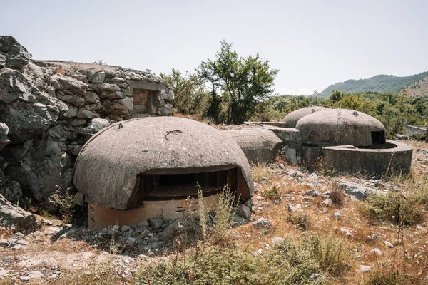 Старые бункеры периода диктатуры Энвера Ходжи в Албании — стоковое фото