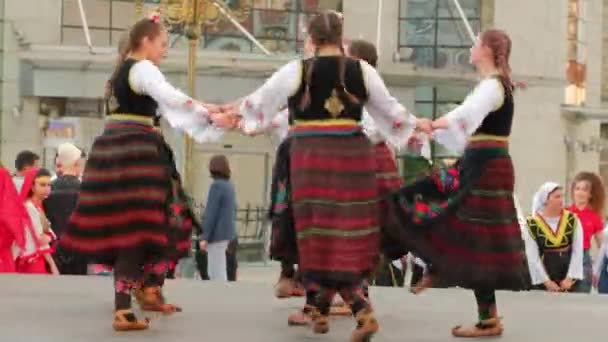 マケドニアの伝統的な民俗舞踊家がマケドニア北部スコピエで演奏. — ストック動画