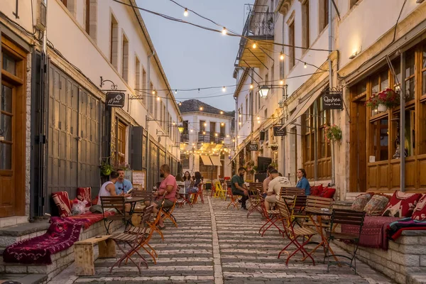 Unidentified people sits in cozy outdoor cafe in Gjirokastra old town — 图库照片