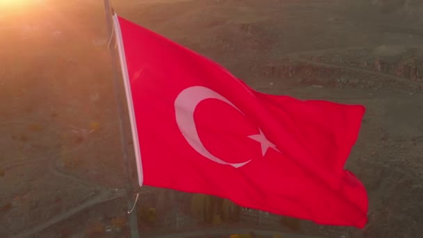 Török zászló naplemente napfényben közelkép — Stock videók