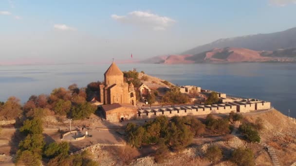 Türkiye 'nin Van Gölü' ndeki Akdamar Adası 'ndaki Kutsal Haç Katedrali — Stok video