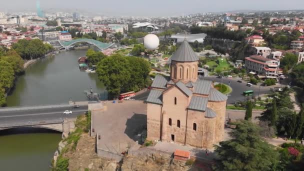 Terbang di sekitar Gereja Metekhi dan Tbilisi Cityscape di musim panas. — Stok Video
