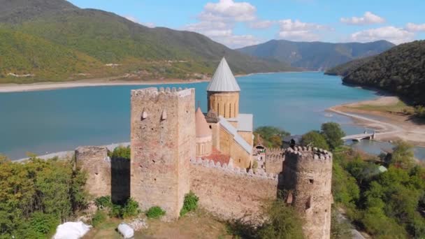 Pemandangan udara dari kompleks benteng Ananuri di Georgia — Stok Video