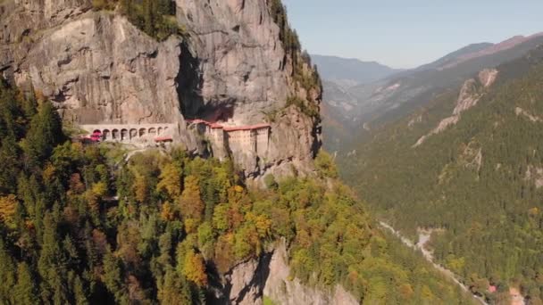Vista aérea del monasterio de Sumela cerca de la ciudad de Trabzon en Turquía — Vídeos de Stock