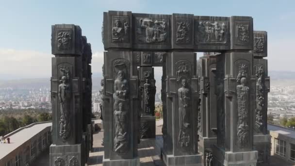 Chronicle of Georgia monument created by Zurab Tsereteli in Tbilisi, Georgia — Stok Video