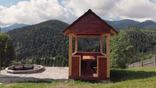 Drone terbang melalui paviliun musim panas di pegunungan Carpathian di Ukraina — Stok Video