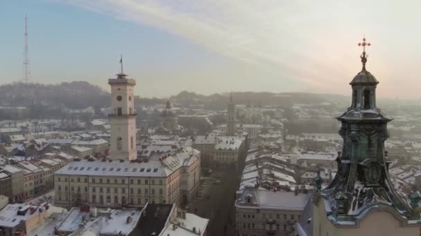 Vista aérea del paisaje urbano de Lviv en invierno, oeste de Ucrania — Vídeo de stock