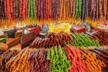 Churchkhela, fındık ve üzüm suyuyla geleneksel ev yapımı Gürcü tatlısı.