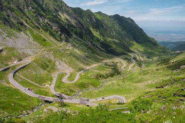 Romanya 'da yazın Transfagarasan yolunun manzarası