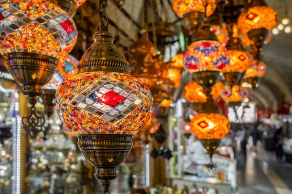 Coloridas lámparas de vidrio turcas en el tradicional bazar oriental en Turquía. — Foto de Stock