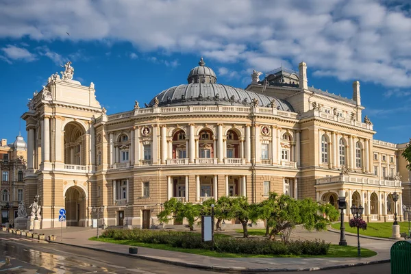 Schönes Gebäude des Opern- und Balletttheaters in Odessa, Ukraine — Stockfoto