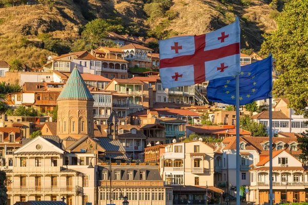Grúzia és az Európai Unió zászlókat lengetett Tbilisziben, Georgiac óvárosában — Stock Fotó