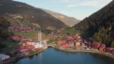 Doğu Türkiye 'nin Trabzon ilindeki Uzungol tatil beldesinin hava manzarası.