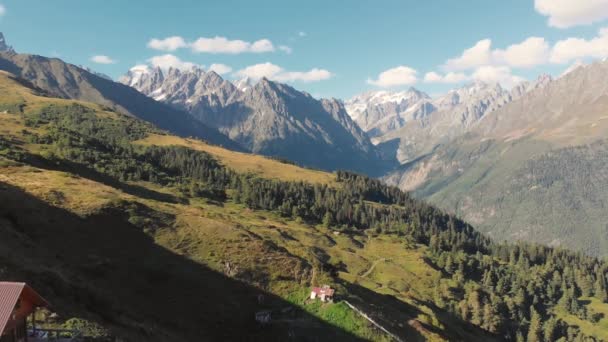 Пейзаж величественных гор Кавказа в Сванетинском районе, Грузия — стоковое видео