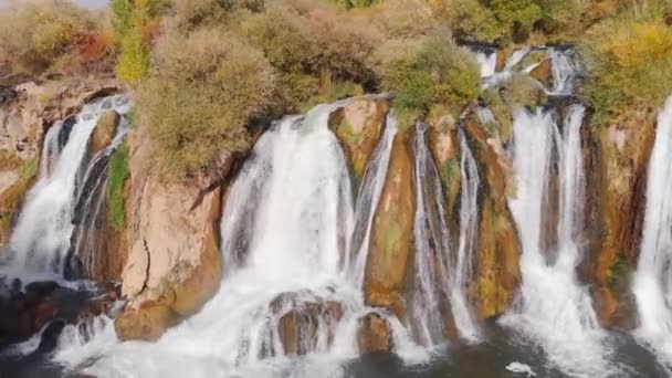 Pemandangan udara dari air terjun Muradiye, sebuah keajaiban alam dekat Van lake, Turki — Stok Video