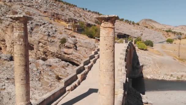 Puente Severan puente romano histórico en la provincia de Adiyaman, sureste de Turquía. — Vídeos de Stock